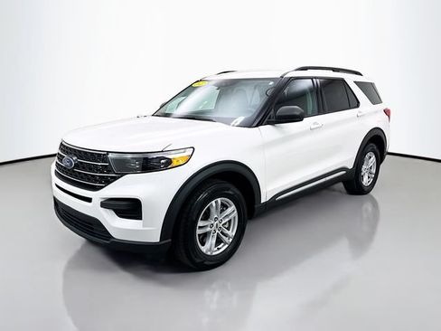 Used 2022 Ford Explorer XLT AWD/4WD image 3
