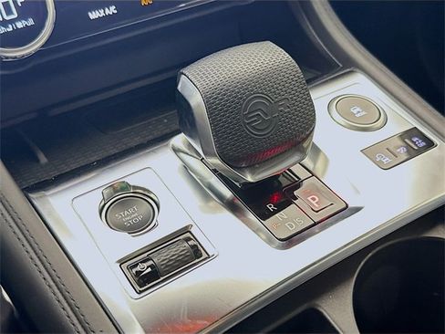 Used 2024 Jaguar F-PACE SVR image 19