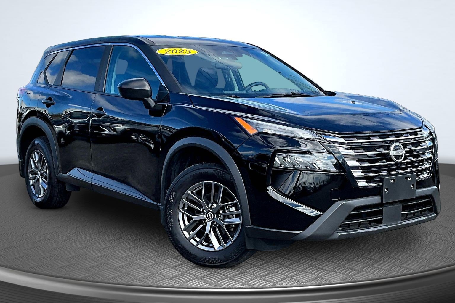 Used 2025 Nissan Rogue S AWD/4WD image 2