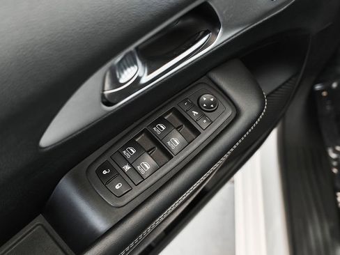 Used 2025 Chrysler Pacifica Limited FWD image 13