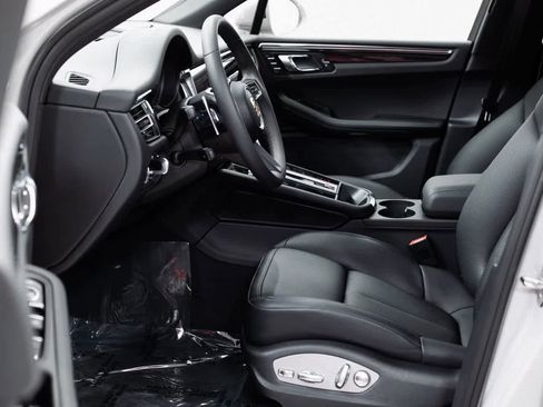 Certified 2025 Porsche Macan image 16