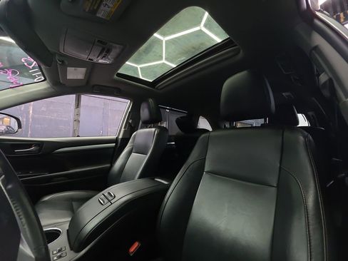 Used 2019 Toyota Highlander XLE image 18