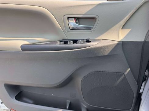 Used 2015 Toyota Sienna LE FWD image 17