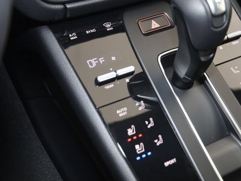 Used 2025 Porsche Macan image 37