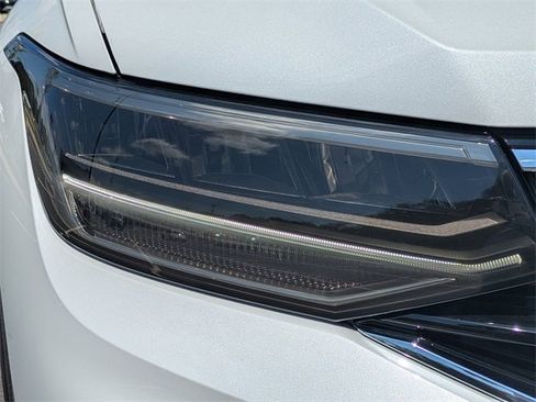 Used 2024 Volkswagen Tiguan SE R-Line image 10