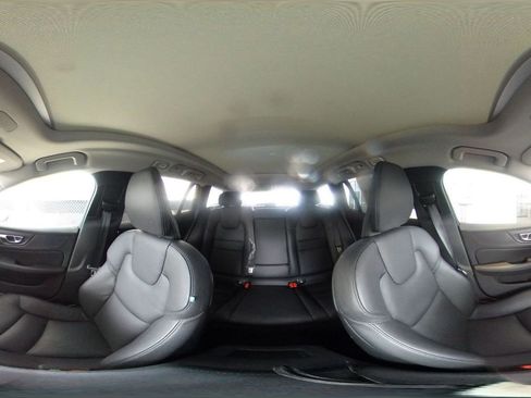 Used 2025 Volvo V60 B5 Cross Country Plus image 42