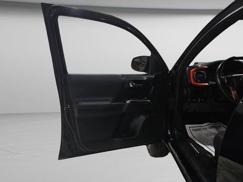 Used 2018 Toyota Tacoma TRD Sport image 21