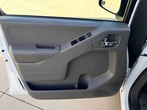 Used 2016 Nissan Frontier SV image 11