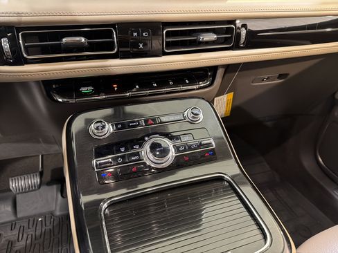 Used 2022 Lincoln Nautilus Standard w/ Premium Package image 19