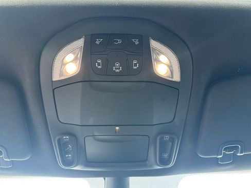 Used 2025 Chrysler Pacifica Limited image 31