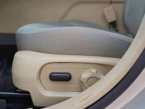 Used 2018 Ford Taurus SE FWD image 15