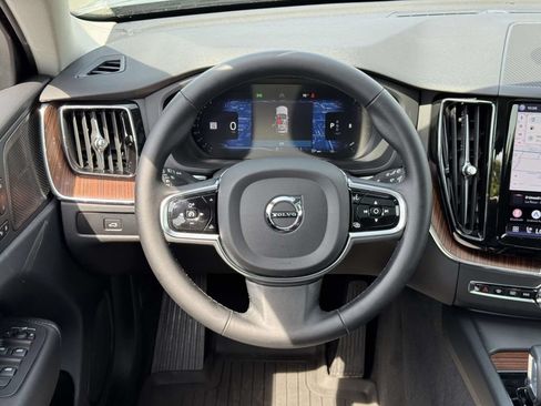 Certified 2023 Volvo XC60 B5 Plus AWD/4WD image 15