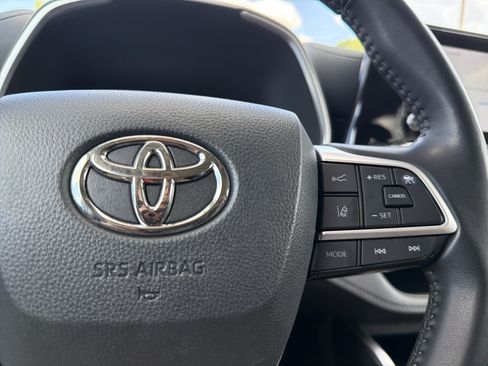 Certified 2025 Toyota Highlander XLE FWD image 11