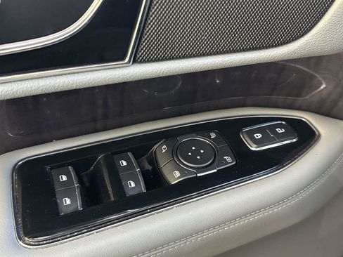 Used 2019 Lincoln Navigator Select image 23