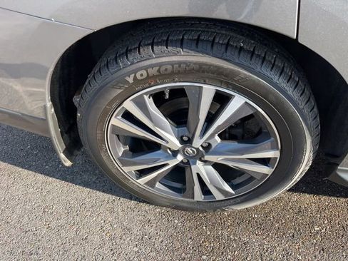 Used 2018 Nissan Pathfinder Platinum image 19