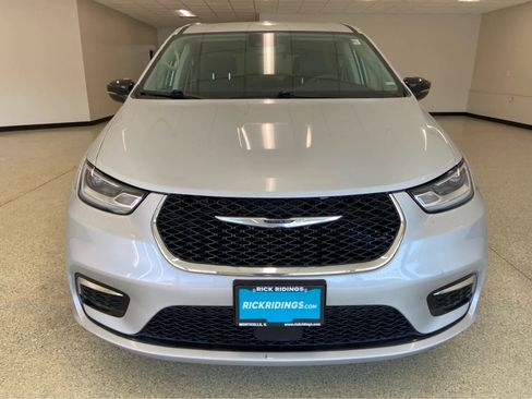 Used 2024 Chrysler Pacifica Touring-L FWD image 4