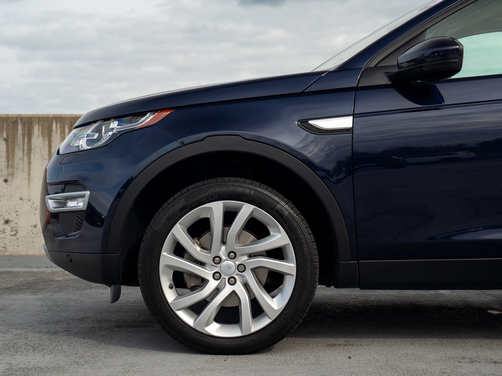 Used 2019 Land Rover Discovery Sport HSE Luxury AWD/4WD image 12