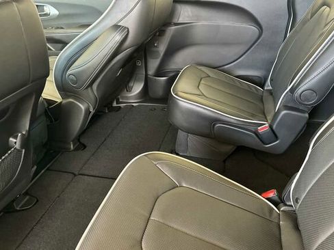 New 2026 Chrysler Pacifica Limited image 9