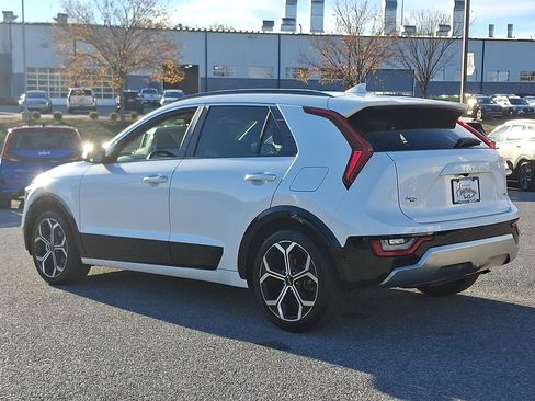 Certified 2023 Kia Niro SX Touring image 4