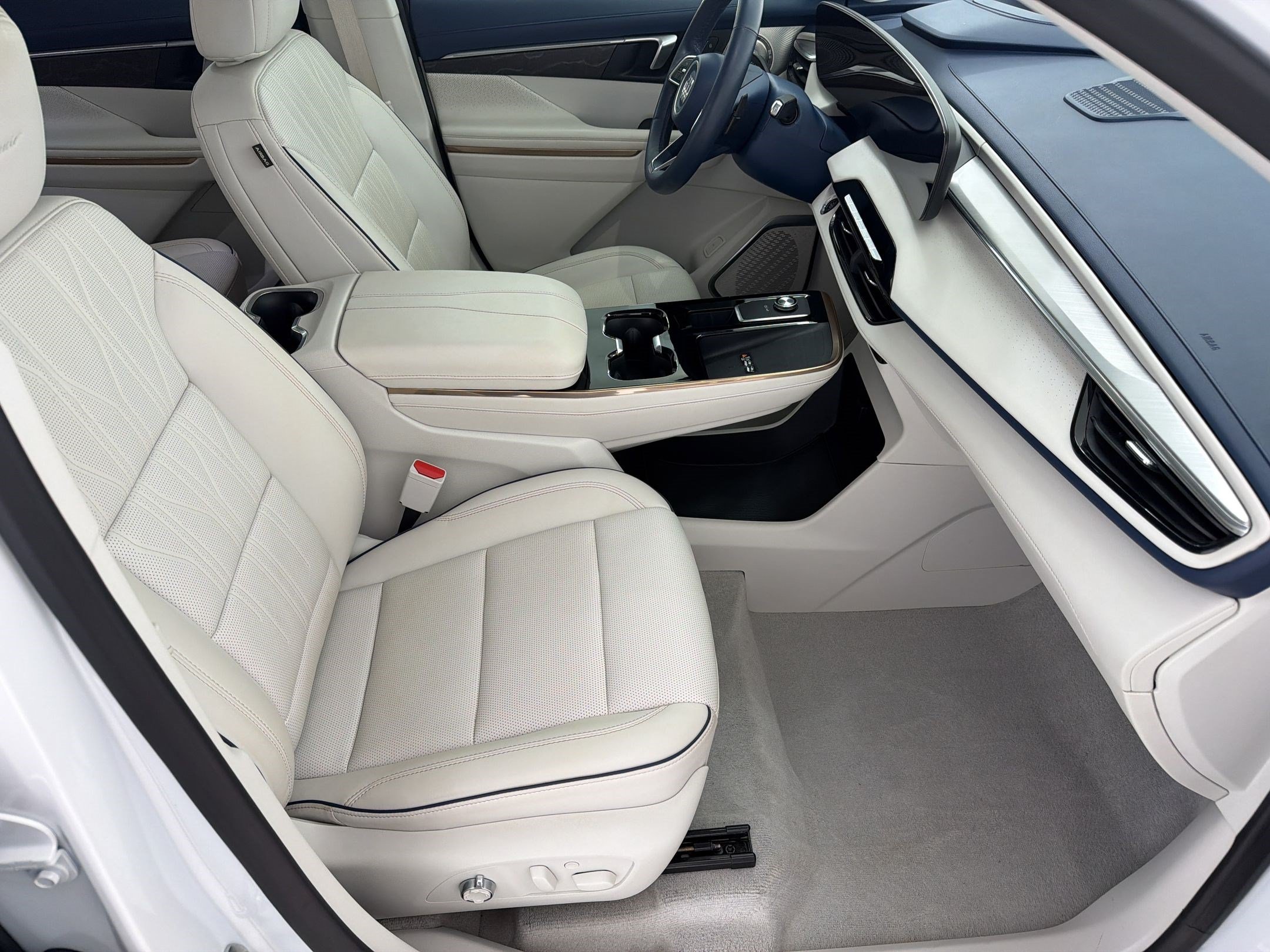 Used 2025 Buick Enclave Avenir AWD/4WD image 24