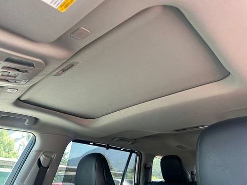 Used 2024 Toyota Highlander XLE FWD image 30