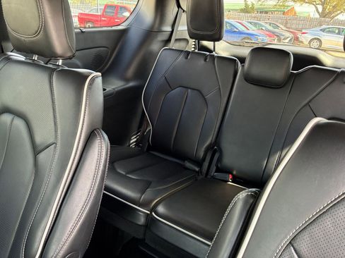 Used 2025 Chrysler Pacifica Limited FWD image 39