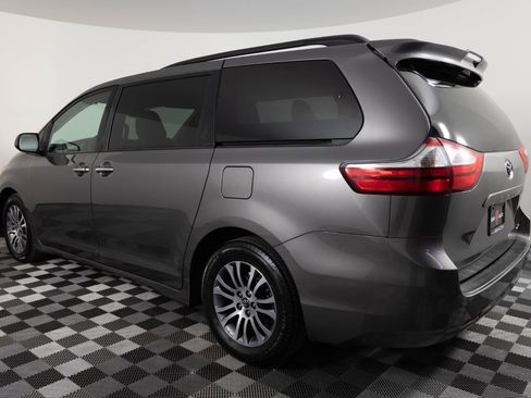 Used 2019 Toyota Sienna XLE FWD image 4