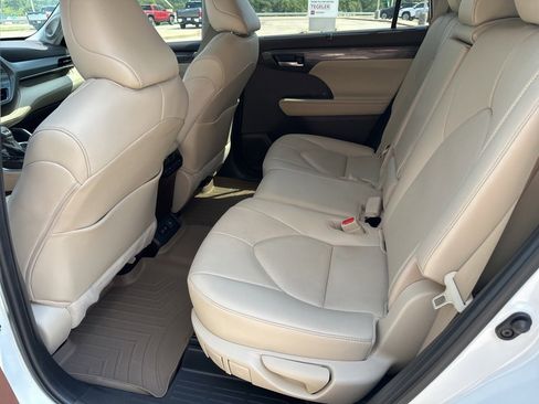 Used 2021 Toyota Highlander Limited image 15