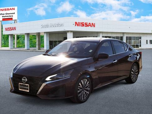 Used 2023 Nissan Altima 2.5 SV w/ SV Premium Package image 2