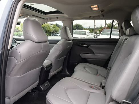 Used 2023 Toyota Highlander XLE FWD image 18