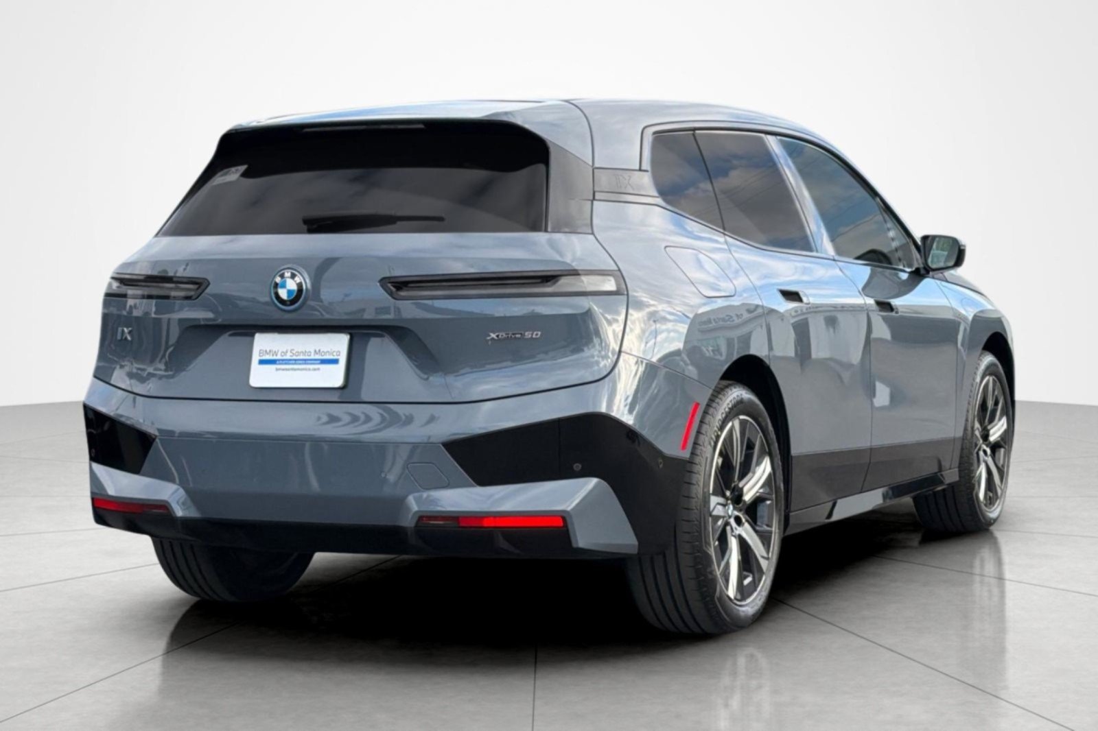 Used 2023 BMW iX xDrive50 w/ Sport Package AWD/4WD image 5