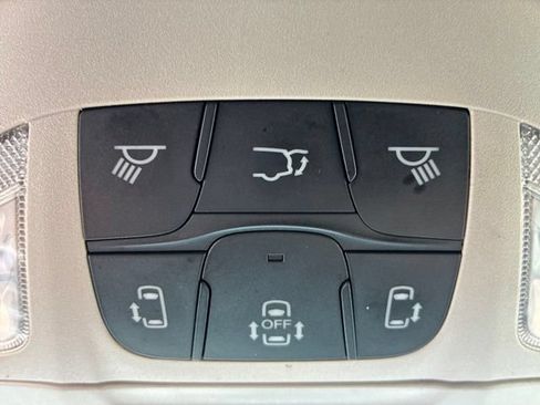 Used 2023 Chrysler Pacifica Touring-L FWD image 30
