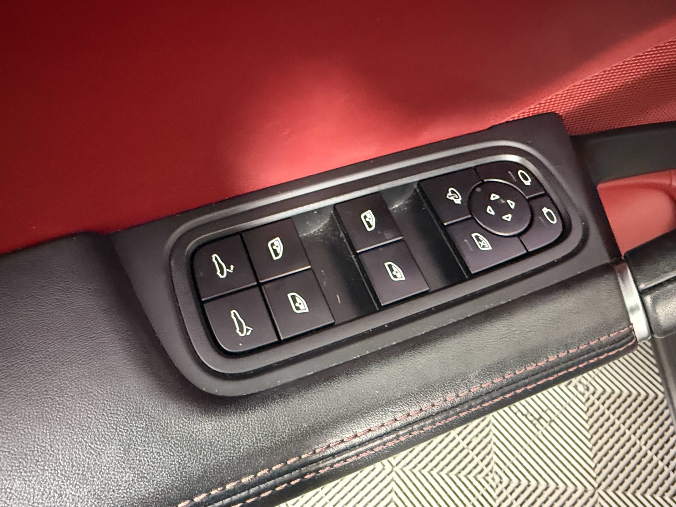 Used 2022 Porsche Cayenne AWD/4WD image 14