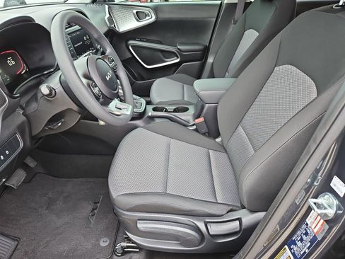 Used 2025 Kia Soul LX w/ LX Technology Package FWD image 13