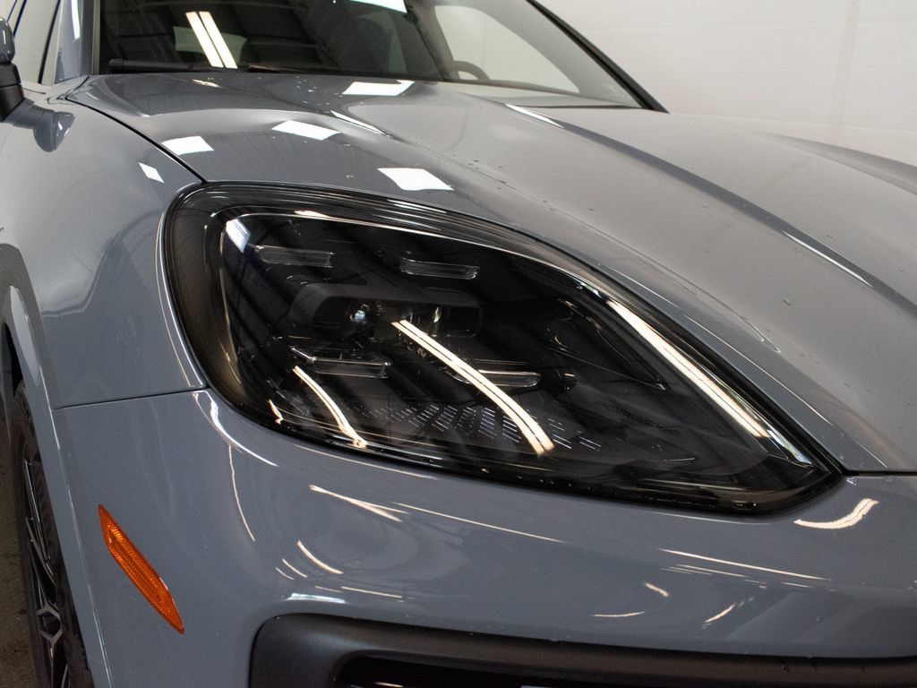 Certified 2024 Porsche Cayenne AWD/4WD image 11