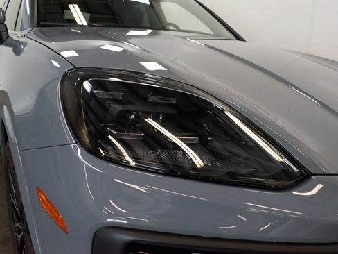 Certified 2024 Porsche Cayenne AWD/4WD image 11