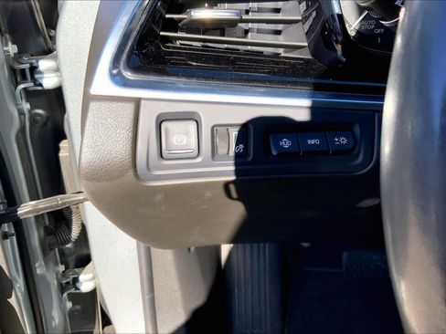 Used 2023 Cadillac XT6 Premium Luxury w/ Technology Package image 32