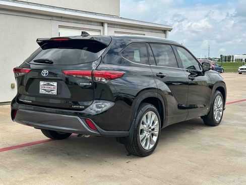 Used 2023 Toyota Highlander Limited image 3