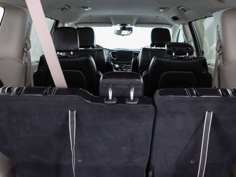 Used 2023 Chrysler Pacifica Touring-L FWD image 30
