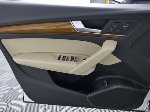 Used 2024 Audi Q5 e Premium w/ Convenience Package image 10