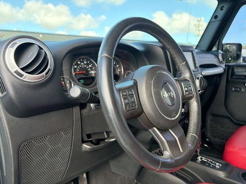 Used 2015 Jeep Wrangler Unlimited Sahara w/ Connectivity Group AWD/4WD image 11