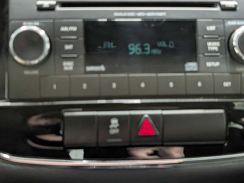 Used 2012 Chrysler 200 Touring FWD image 24
