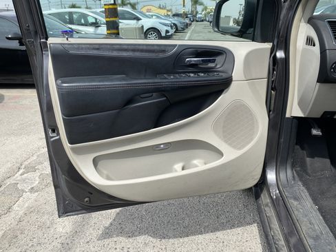 Used 2015 Chrysler Town & Country Touring image 15