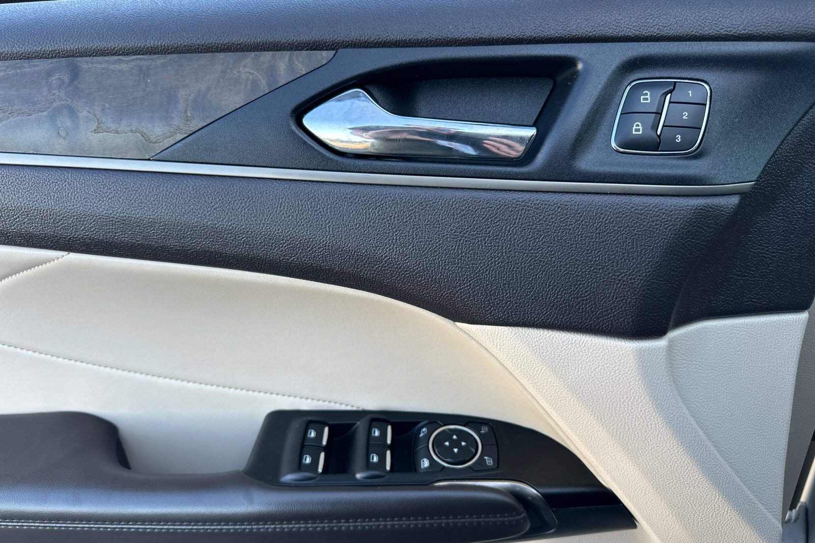Used 2019 Lincoln MKC Reserve FWD image 12
