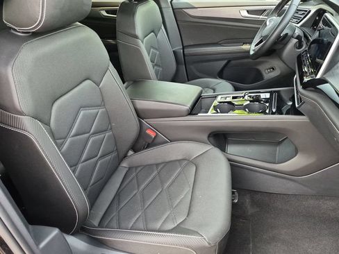 Used 2025 Volkswagen Atlas Cross Sport SE FWD image 30