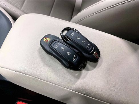 Used 2025 Porsche Macan Electric image 39