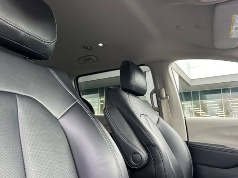 Used 2024 Chrysler Pacifica Select image 18