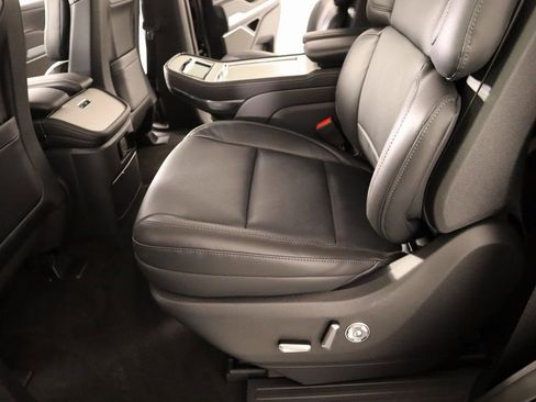 New 2025 Lincoln Navigator Reserve w/ Jet Appearance Package AWD/4WD image 12