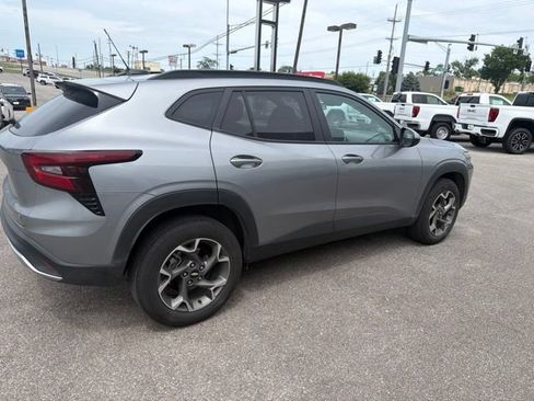 Used 2025 Chevrolet Trax LT FWD image 17