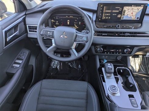 New 2025 Mitsubishi Outlander SE image 17